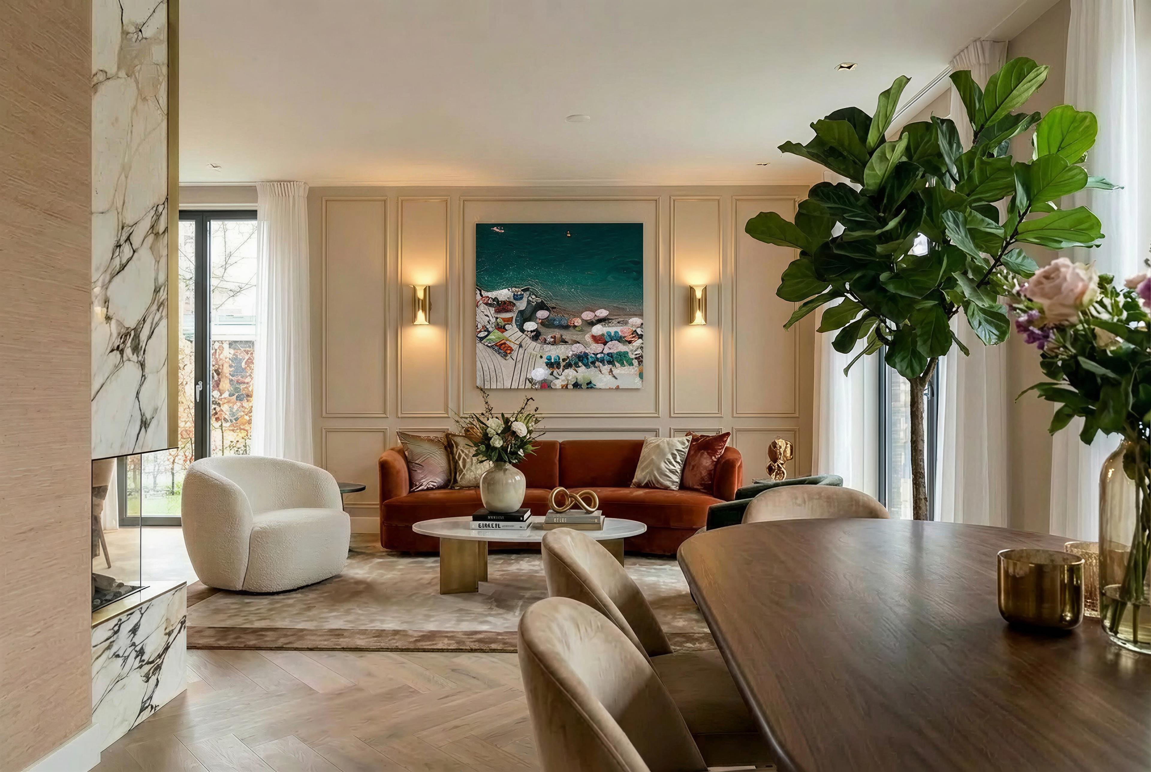 Warm klassiek interieur met marmeren haard, amberkleurige bank en herringbone vloer